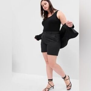 𝅺KHAKIS by Gap - girlfriend 6 inch short in black size 4